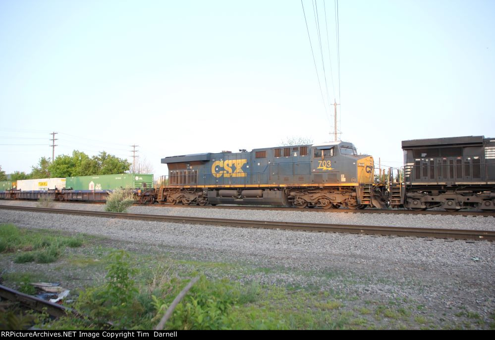 CSX 703 on NS 264